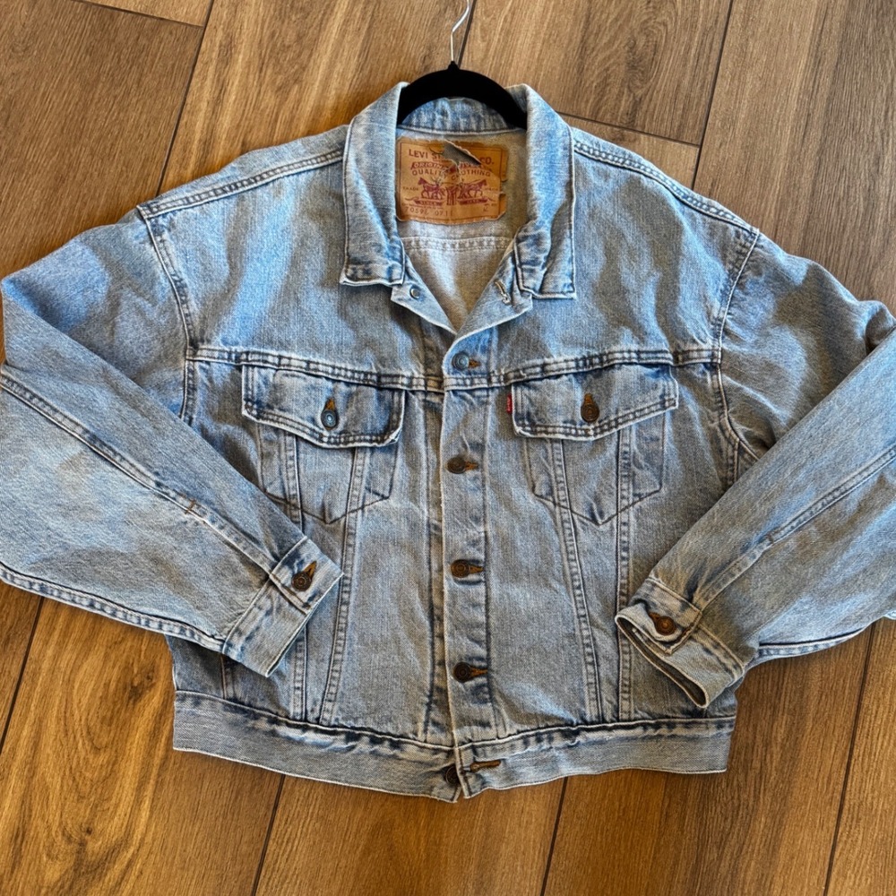 Vintage Levis 70598 0711 Light Wash Denim Trucker Jacket Made in USA Medium